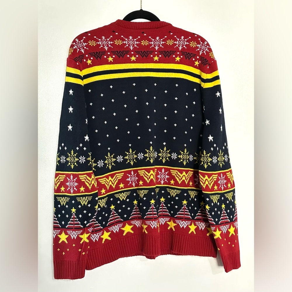Wonder Woman Sweater NWOT XL - Picture 9 of 12